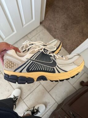 Men’s Nike Vomero 5 in size 10 in used condition